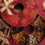 Corona de navidad con 5 tipos de dulces de chocolate y frutos secos color mezcla de sabores cuarta vista