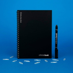 Libreta infinita con tapa flexible y rotulador A5 hojas lisas color negro vista bodegón