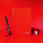 Libreta infinita con tapa flexible y rotulador A5 hojas lisas color rojo vista bodegón