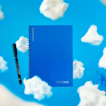 Libreta infinita con tapa flexible y rotulador A5 hojas lisas color azul real vista bodegón