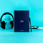 Libreta reutilizable tapa dura con escaneo InfiniteBook A5 tinta negra color azul marino vista bodegón