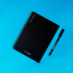 Libreta hecha en Europa tapa dura InfiniteBook A5 tinta negra color negro vista bodegón