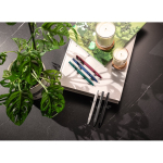 Bolígrafo de aluminio reciclado con acabado de goma tinta azul vista bodegón