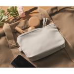 Neceser hecho de tejidos reciclados con cremallera a juego color gris vista bodegón