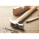 Clásico martillo de carpintero de madera y cabeza de acero color madera vista bodegón