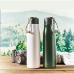 Botella antifugas de acero inoxidable con asa de cordón 500ml color verde oscuro vista bodegón