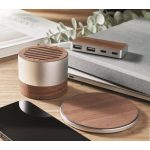 Altavoz inalámbrico de aluminio reciclado con detalles en nogal color madera vista bodegón