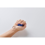 Llavero con un antiestrés en forma de bola en varios colores color azul vista fotografía tercera vista