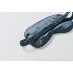 Suave antifaz hecho de poliéster con bolsa de cierre a juego color gris oscuro vista fotografía quinta vista