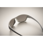 Gafas de sol deportivas con cristales de espejo y detalles a color color blanco vista fotografía quinta vista