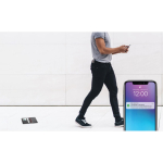 Porta pasaporte rastreable con localización Find My de Apple color negro vista de ambiente 4