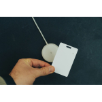 Tarjeta ultradelgada rastreadora para billetera con Find My color blanco vista de ambiente