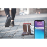 Tarjeta ultradelgada rastreadora para billetera con Find My color blanco vista de ambiente 2