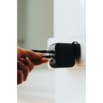 Cargador supperápido para varios países con 3 salidas 70W color negro vista de ambiente 2