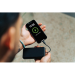 Powerbank ecológica para 2 dispositivos indicador de carga 20W color negro vista de ambiente