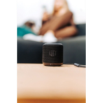 Altavoz con materiales reciclados y micrófono incorporado color negro vista de ambiente