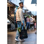 Elegante bolsa nevera 2 en 1 de RPET con forro de PEVA de 20L color negro vista de ambiente 2