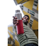 Botella térmica de acero reciclado con tapón antifugas 600ml color rojo vista de ambiente