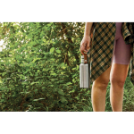 Botella térmica de acero inoxidable con asa Black+Blum 500ml color verde oliva vista de ambiente 3