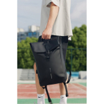 Mochila multiusos con tejido resistente al gua y solapa PC 16” color negro vista de ambiente 2