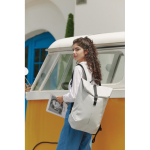 Mochila multiusos con tejido resistente al gua y solapa PC 16” color blanco roto vista de ambiente 2