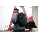 Mochila con bolsillo frontal con cremallera PC 15,6” Swiss Peak color negro vista de ambiente