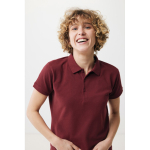 Polo piqué de algodón reciclado mujer casual fit 220 g/m2 Iqoniq color burdeos cuarta vista con modelo