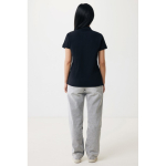 Polo piqué de algodón reciclado mujer casual fit 220 g/m2 Iqoniq color negro tercera vista con modelo
