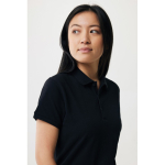 Polo piqué de algodón reciclado mujer casual fit 220 g/m2 Iqoniq color negro cuarta vista con modelo