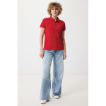 Polo piqué de algodón reciclado mujer casual fit 220 g/m2 Iqoniq color rojo segunda vista con modelo