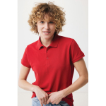 Polo piqué de algodón reciclado mujer casual fit 220 g/m2 Iqoniq color rojo quinta vista con modelo