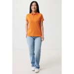 Polo piqué de algodón reciclado mujer casual fit 220 g/m2 Iqoniq color naranja segunda vista con modelo