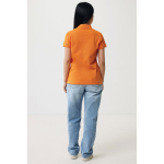 Polo piqué de algodón reciclado mujer casual fit 220 g/m2 Iqoniq color naranja cuarta vista con modelo