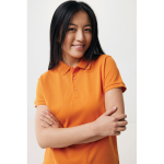 Polo piqué de algodón reciclado mujer casual fit 220 g/m2 Iqoniq color naranja quinta vista con modelo