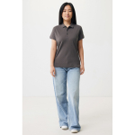 Polo piqué de algodón reciclado mujer casual fit 220 g/m2 Iqoniq color plateado mate segunda vista con modelo