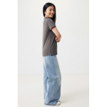 Polo piqué de algodón reciclado mujer casual fit 220 g/m2 Iqoniq color plateado mate tercera vista con modelo