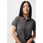 Polo piqué de algodón reciclado mujer casual fit 220 g/m2 Iqoniq color plateado mate quinta vista con modelo