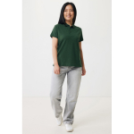 Polo piqué de algodón reciclado mujer casual fit 220 g/m2 Iqoniq color verde bosque vista con modelo