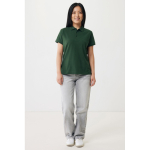 Polo piqué de algodón reciclado mujer casual fit 220 g/m2 Iqoniq color verde bosque segunda vista con modelo