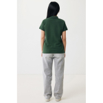 Polo piqué de algodón reciclado mujer casual fit 220 g/m2 Iqoniq color verde bosque cuarta vista con modelo