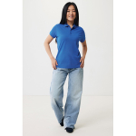 Polo piqué de algodón reciclado mujer casual fit 220 g/m2 Iqoniq color azul real vista con modelo