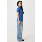 Polo piqué de algodón reciclado mujer casual fit 220 g/m2 Iqoniq color azul real tercera vista con modelo