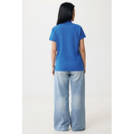 Polo piqué de algodón reciclado mujer casual fit 220 g/m2 Iqoniq color azul real cuarta vista con modelo