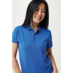 Polo piqué de algodón reciclado mujer casual fit 220 g/m2 Iqoniq color azul real quinta vista con modelo