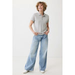 Polo piqué de algodón reciclado mujer casual fit 220 g/m2 Iqoniq color gris claro vista con modelo