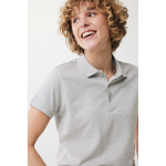 Polo piqué de algodón reciclado mujer casual fit 220 g/m2 Iqoniq color gris claro quinta vista con modelo