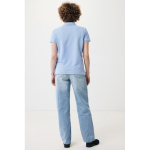 Polo piqué de algodón reciclado mujer casual fit 220 g/m2 Iqoniq color azul cian tercera vista con modelo