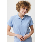 Polo piqué de algodón reciclado mujer casual fit 220 g/m2 Iqoniq color azul cian quinta vista con modelo