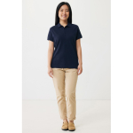 Polo piqué de algodón reciclado mujer casual fit 220 g/m2 Iqoniq color azul marino vista con modelo
