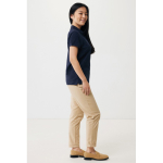 Polo piqué de algodón reciclado mujer casual fit 220 g/m2 Iqoniq color azul marino segunda vista con modelo